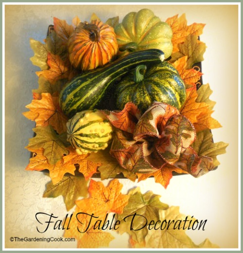Prato decorado com gourds para o outono