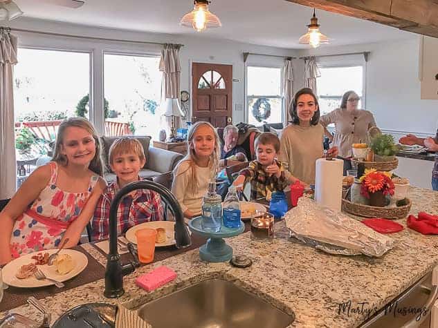Um grupo de pessoas sentadas à mesa posando para a câmera
