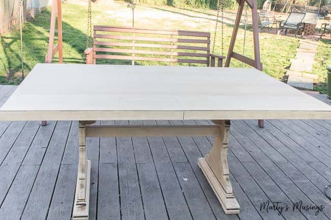 Quer saber como pintar uma mesa de cozinha da maneira certa? Basta seguir estes passos fáceis e você terá um projeto de DIY que durará por muitos anos! #howtopaintakitchentable #paintedkitchentable kitchentablemakeover #whitefarmhousetable #paintedfarmhousetable #martysmusings