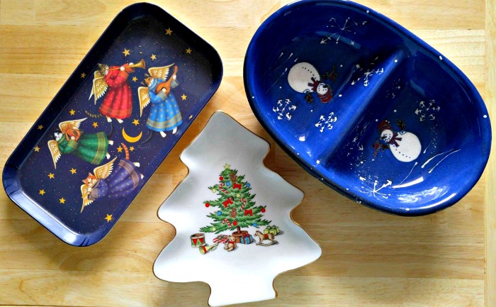 Três bonitos pratos de Natal azuis e brancos com anjos, boneco de neve e árvore de Natal.