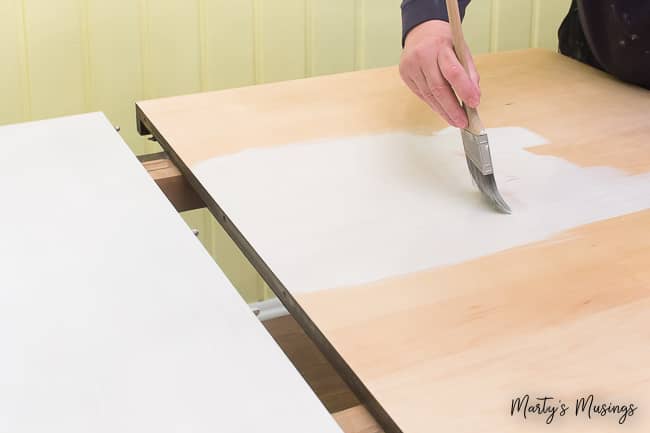 Quer saber como pintar uma mesa de cozinha da maneira certa? Basta seguir estes passos fáceis e você terá um projeto de DIY que durará por muitos anos! #howtopaintakitchentable #paintedkitchentable kitchentablemakeover #whitefarmhousetable #paintedfarmhousetable #martysmusings