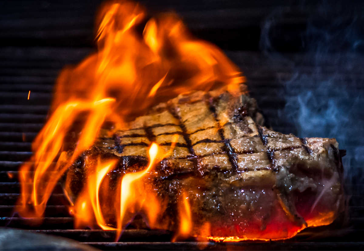 Labareda em um pedaço de bife.