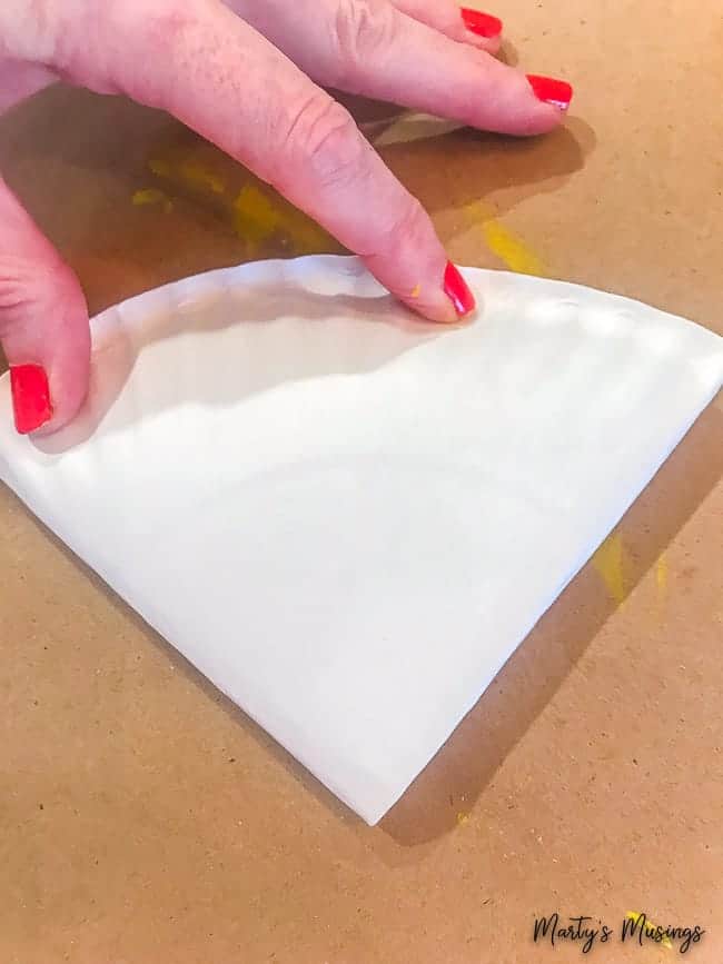 Quer um artesanato fácil de Halloween ou de outono? Este banner de candy corn é super fácil e feito com um prato de papel! Perfeito para crianças! dobre o prato de papel em quatro partes