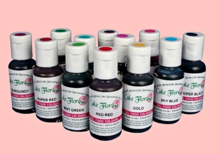 Corante alimentício em gel em frascos sobre fundo rosa.