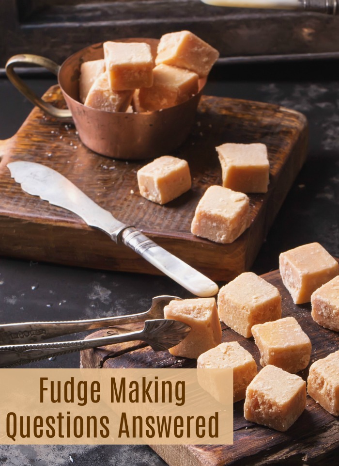 Questões sobre fabricação de fudge respondidas. Cena rústica com fudge, faca e pinças e palavras dizendo 'Questões sobre fabricação de fudge respondidas'.