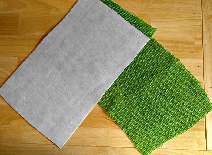 Fuse uma das laterais do tecido de burlap