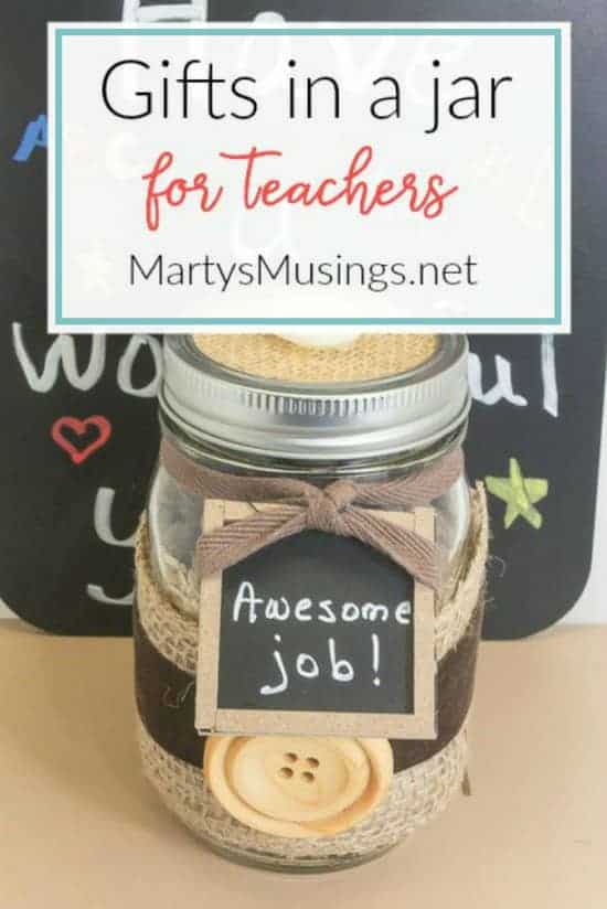 Presente simples para professor na volta às aulas usando potes de vidro tipo mason de tamanho pint e uma receita de mix para cookies com gotas de chocolate. Também é perfeito para presentes de Natal! #backtoschool #giftsinajar #teachergifts #backtoschoolgifts #DIYteachergifts #martysmusings Pote de vidro tipo mason decorado com um pequeno quadro-negro dizendo excelente trabalho!
