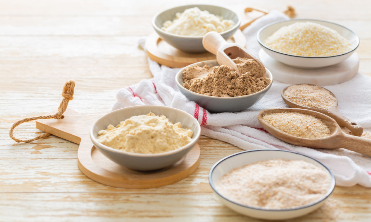 Tigelas de substitutos de farinha sem glúten para assar.