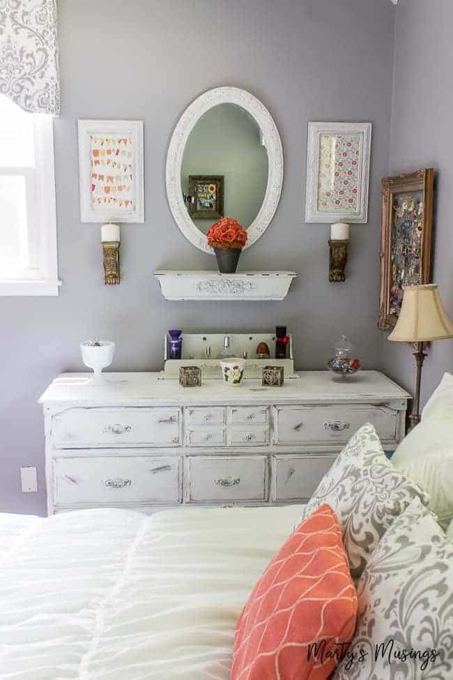 Uma cama de casal em um quarto