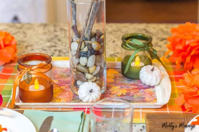 velas laranja e verdes da Dollar Store sobre a mesa de outono