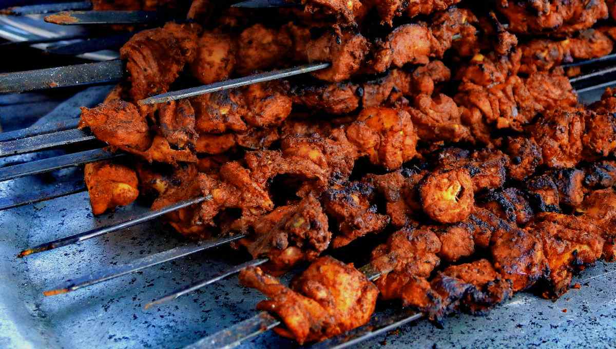 Frango grelhado em espetinhos.