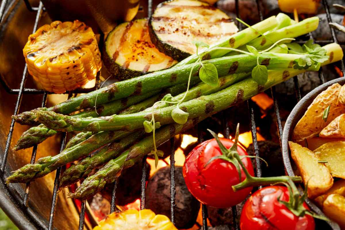 Legumes grelhados em um churrasco.