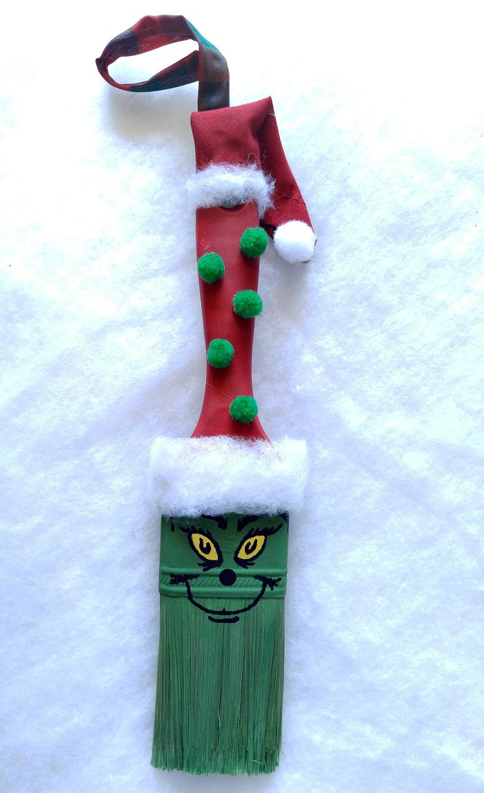 Este adorável Enfeite de Pincel do Grinch será um favorito da família por anos. É fácil de fazer com meu tutorial passo a passo.