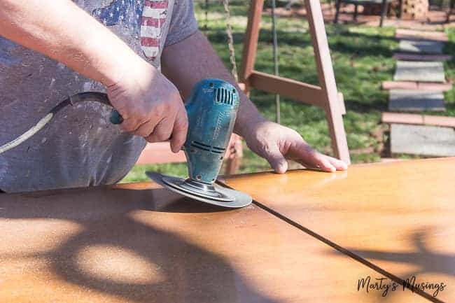 Quer saber como pintar uma mesa de cozinha da maneira certa? Basta seguir estes passos fáceis e você terá um projeto de DIY que durará por muitos anos! #howtopaintakitchentable #paintedkitchentable kitchentablemakeover #whitefarmhousetable #paintedfarmhousetable #martysmusings