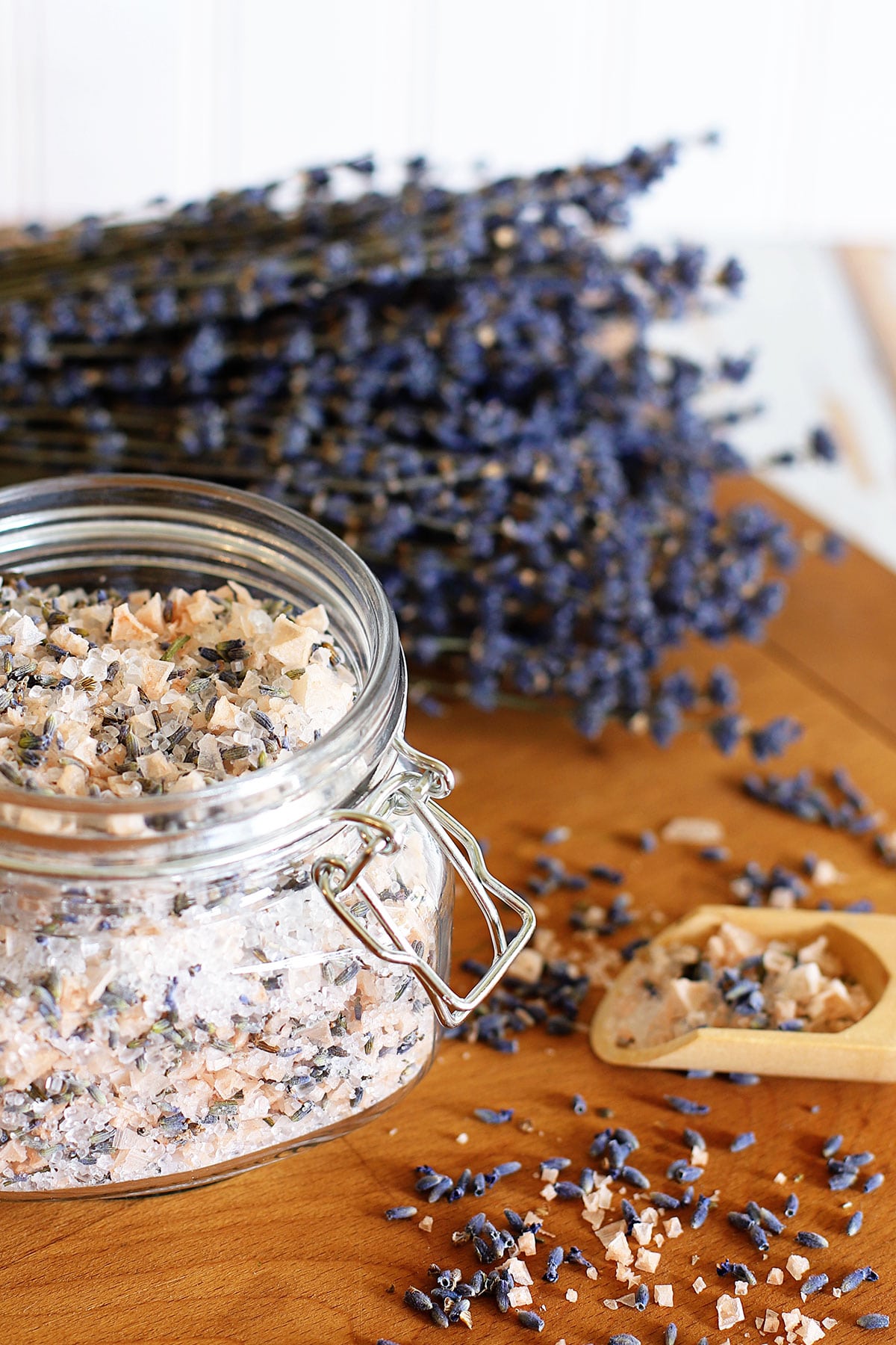 Belos sais de banho de lavanda em um pote de vidro usados como presentes para dar durante as festas, no Dia das Mães ou como lembrancinhas de casamento.