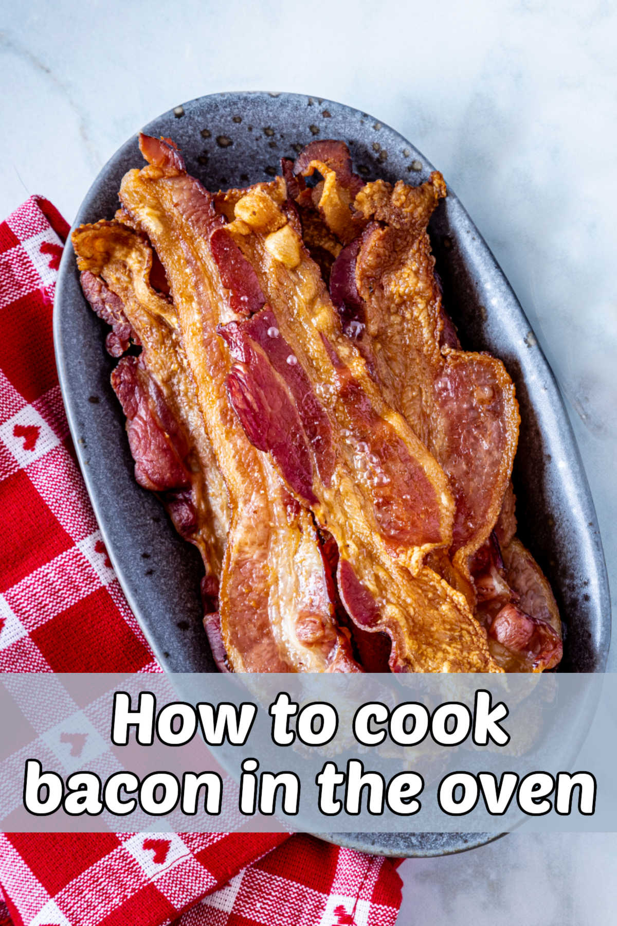 Uma tigela azul ao lado de uma toalha xadrez vermelha com bacon cozido no forno dentro. Texto cinza diz Como cozinhar bacon no forno.