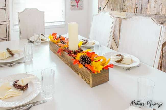 Quer saber como pintar uma mesa de cozinha da maneira certa? Basta seguir estes passos fáceis e você terá um projeto de DIY que durará por muitos anos! #howtopaintakitchentable #paintedkitchentable kitchentablemakeover #whitefarmhousetable #paintedfarmhousetable #martysmusings