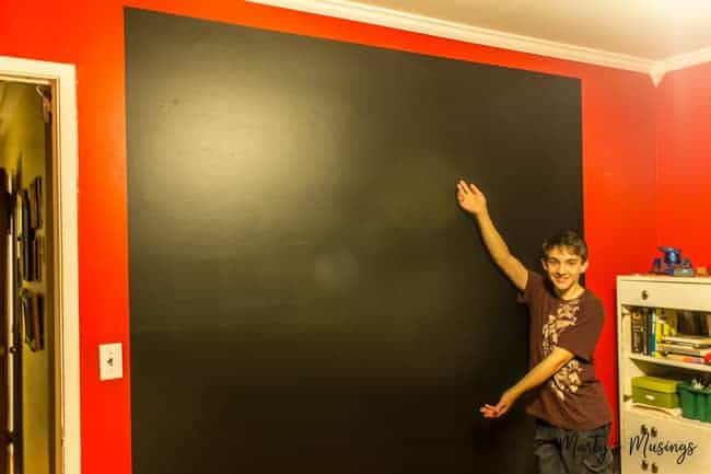 Um pintor profissional compartilha dicas sobre como pintar sobre paredes escuras em sua casa, incluindo preparação, produto e como fazer da maneira certa!