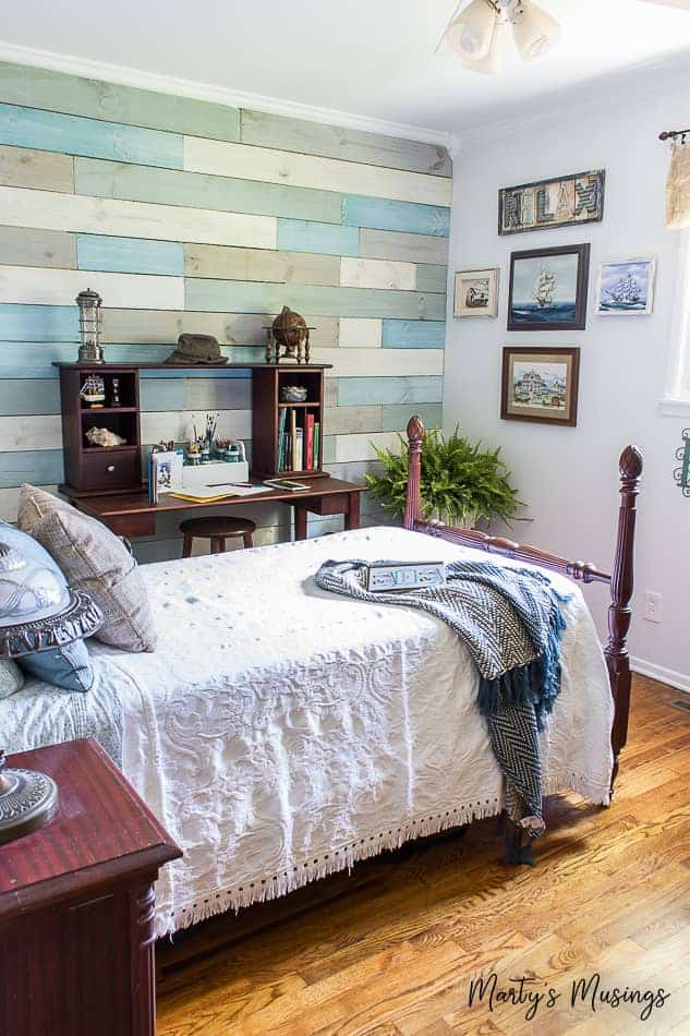 Um pintor profissional compartilha dicas sobre como pintar sobre paredes escuras em sua casa, incluindo preparação, produto e como fazer da maneira certa!