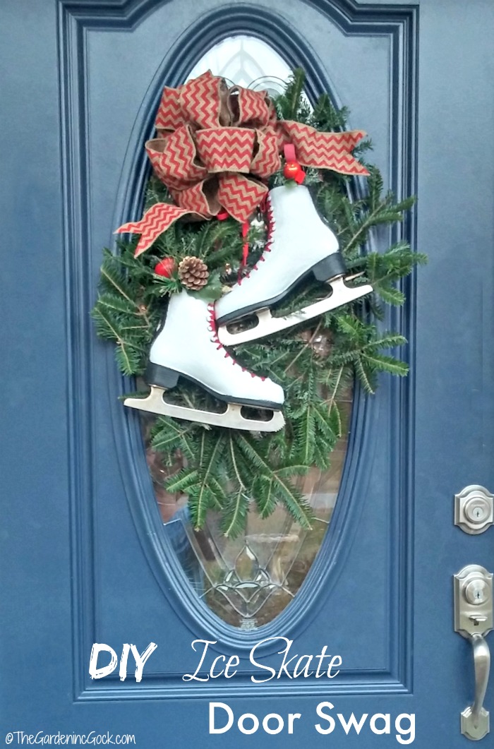 Esta guirlanda festiva de patins de gelo parece perfeita em uma porta da frente com um painel de vidro oval. Os patins adicionam um toque divertido ao laço de juta e conferem a todo o projeto um visual campestre. thegardeningcook.com