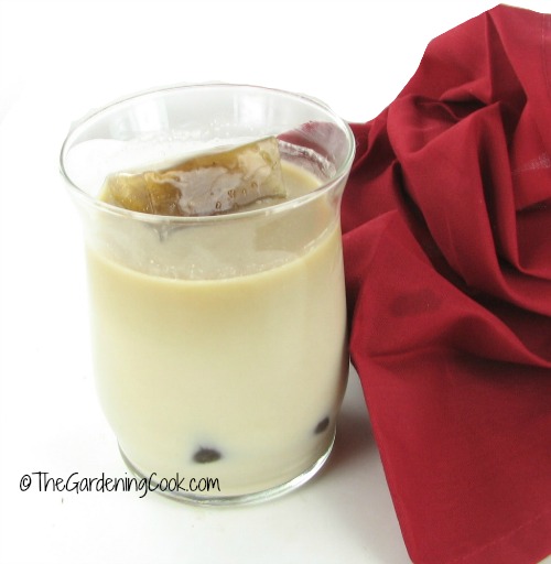 café gelado em um copo com um guardanapo vermelho.