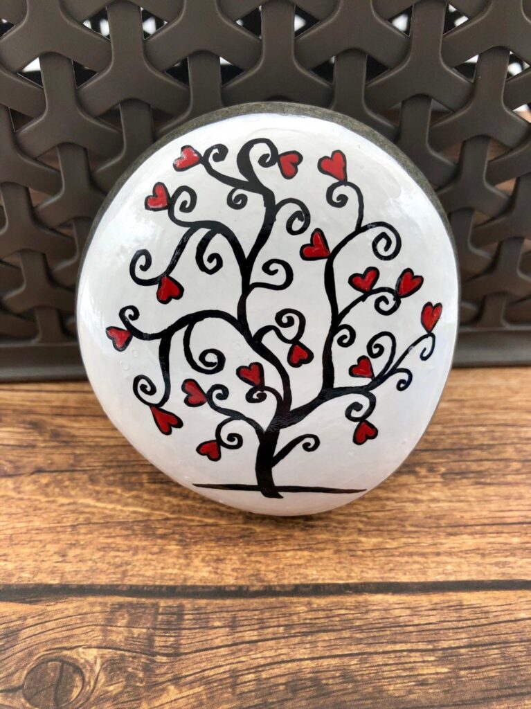 Árvore Pintada de Pedra para o Dia dos Namorados