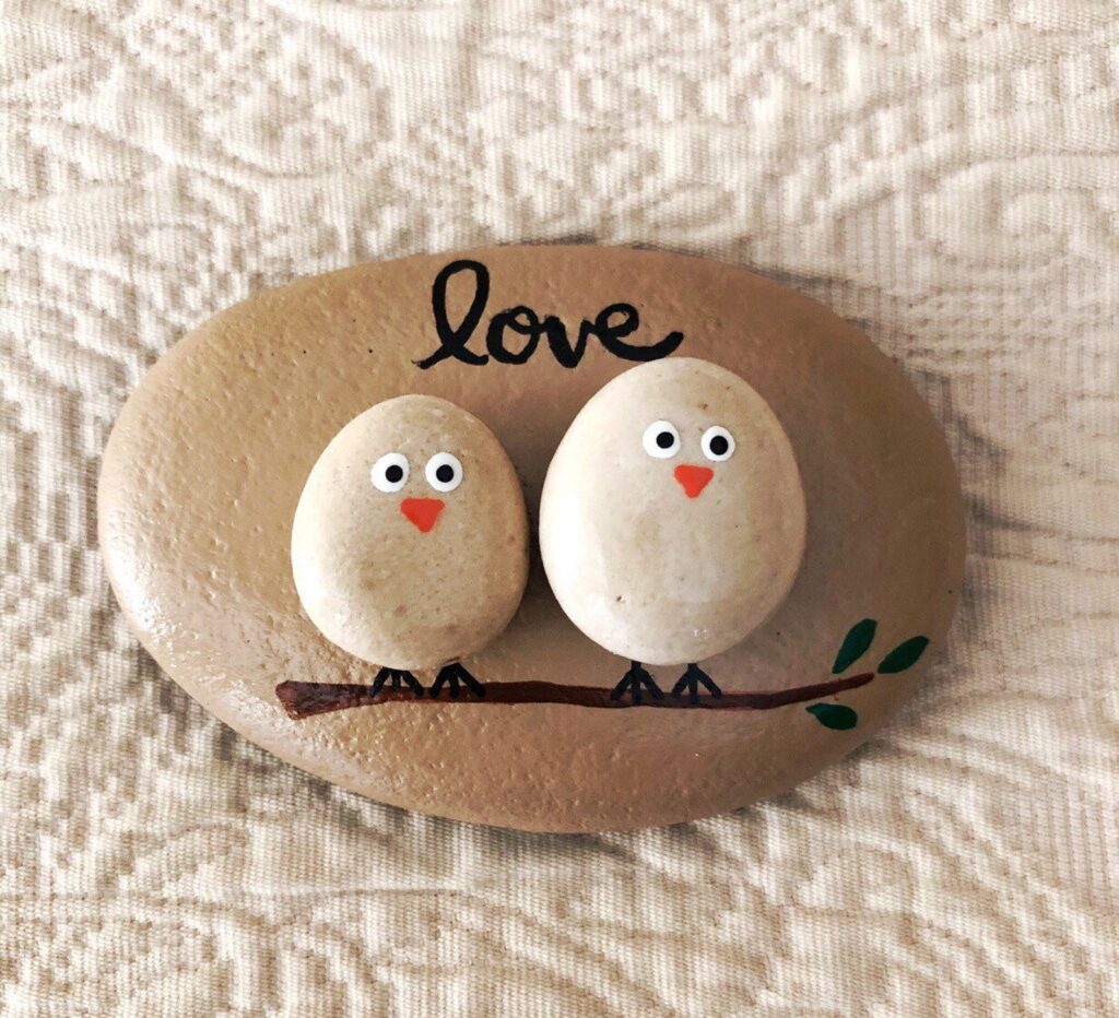 Pedras Pintadas com Pássaros do Amor