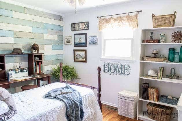 Quarto litorâneo com parede de tábuas e acessórios azul e branco