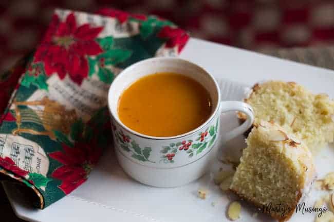 A receita de Chá Russo Instantâneo com Tang é um antigo favorito das festas de fim de ano, que se tornou a bebida quente perfeita e barata para as festividades!