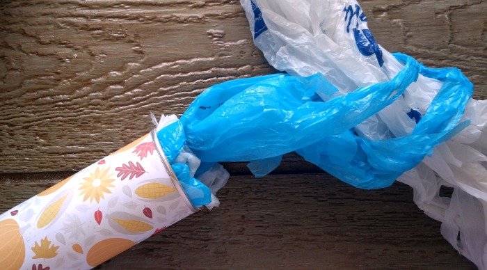 Passe as sacolas pelos cabos para que elas saiam mais facilmente