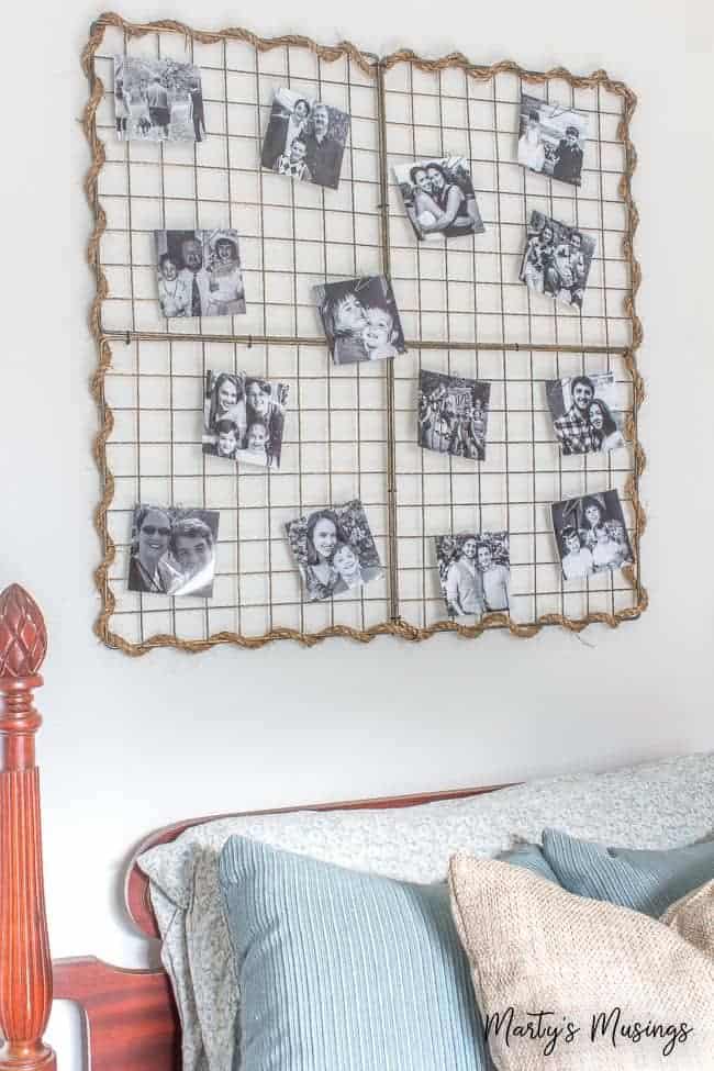 Enfeite de parede metálico cheio de fotos em preto e branco