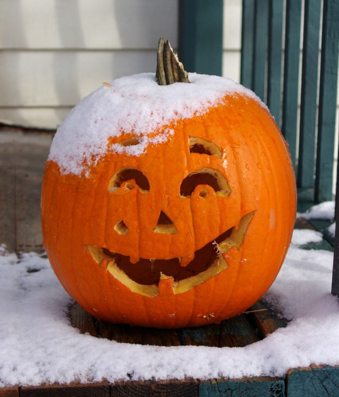 Jack o’ Lantern com neve por cima.