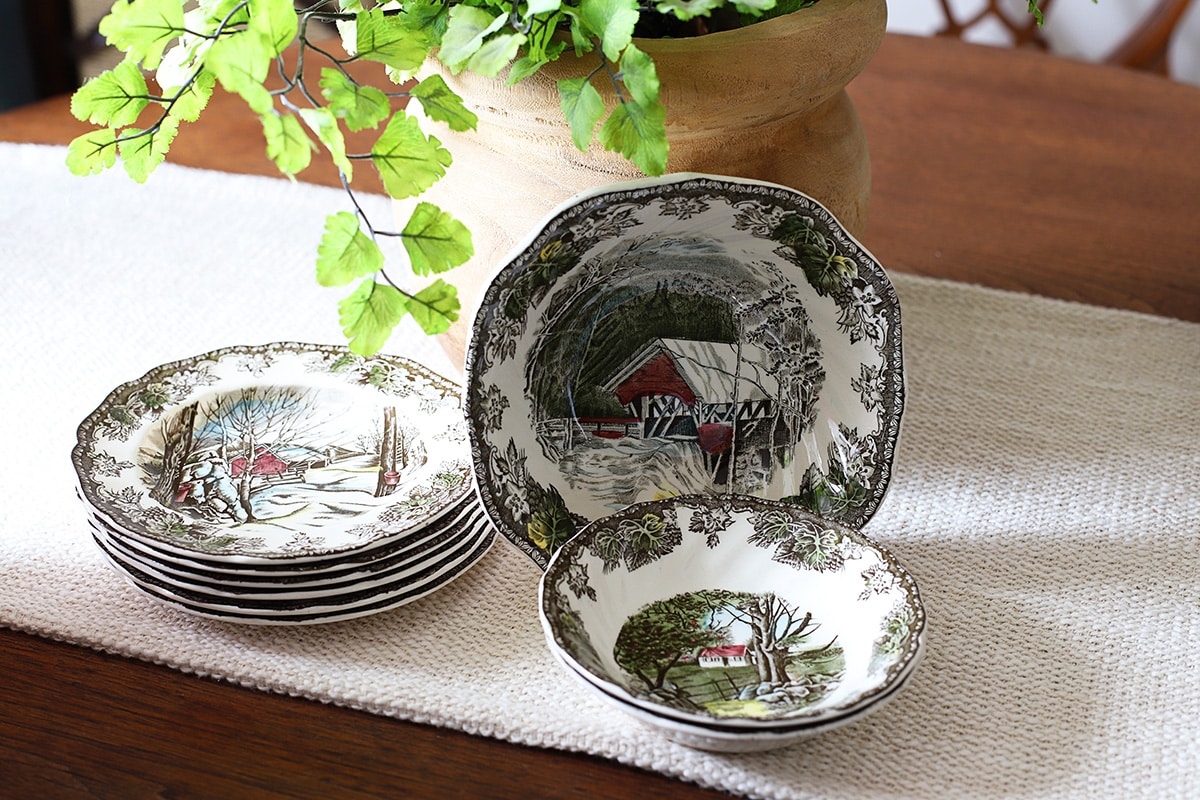 Conjunto pequeno de porcelana Johnson Brothers Friendly Village encontrado em um brechó.