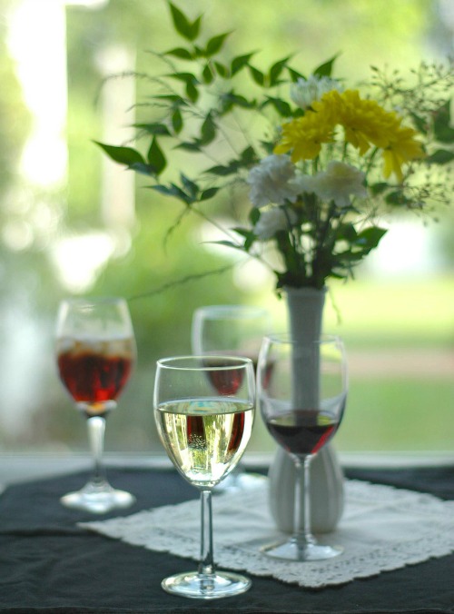 taças de vinho e flores ambiente informal de degustação de vinhos