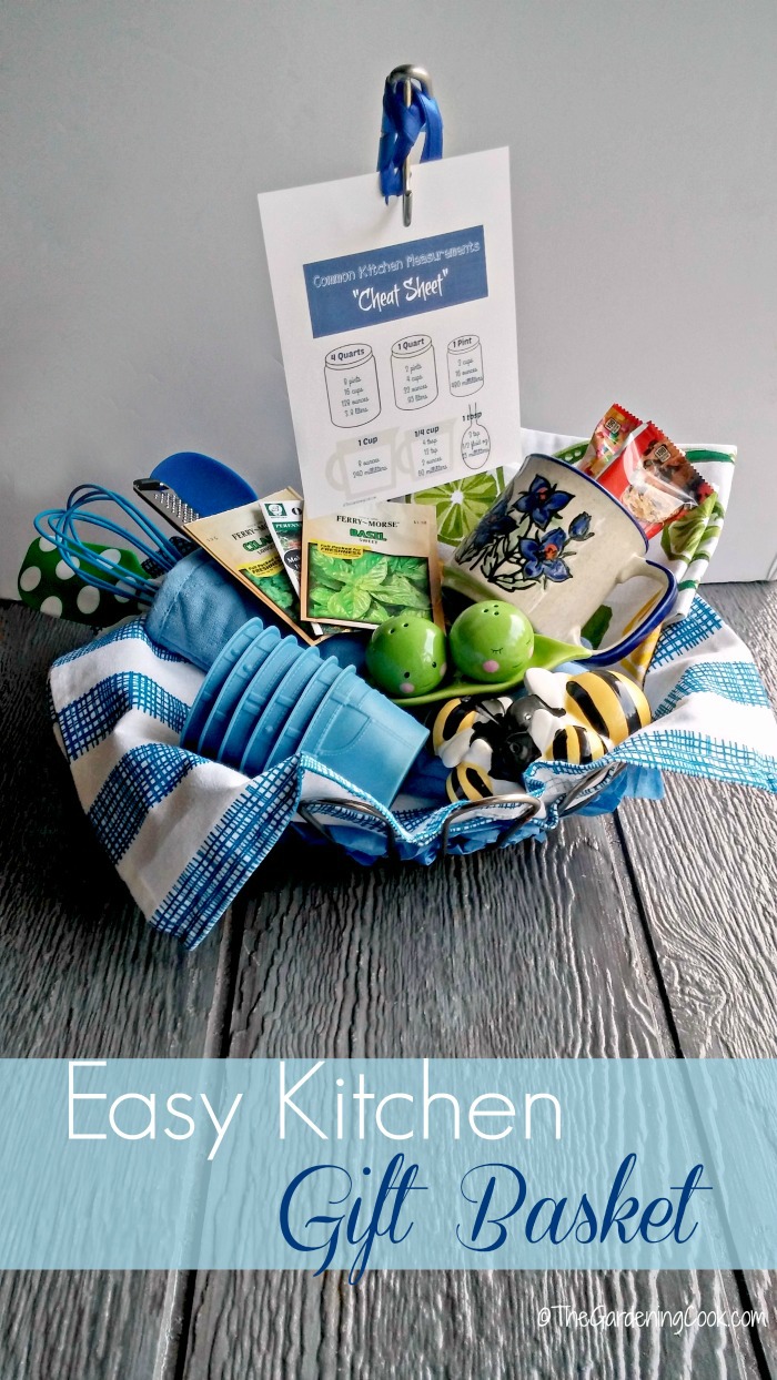 Cesta de presente com itens de cozinha para o Dia das Mães e um imprimível de ficha de dicas.