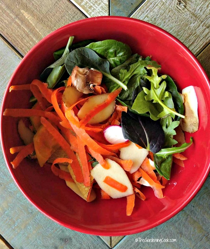 Descascas de vegetais e restos de salada se decomporão facilmente em um buraco de compostagem em trincheira