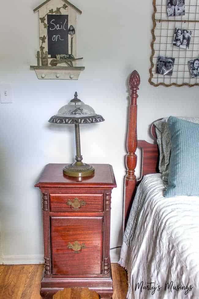 Uma luminária vintage ao lado de uma cama de solteiro vintage
