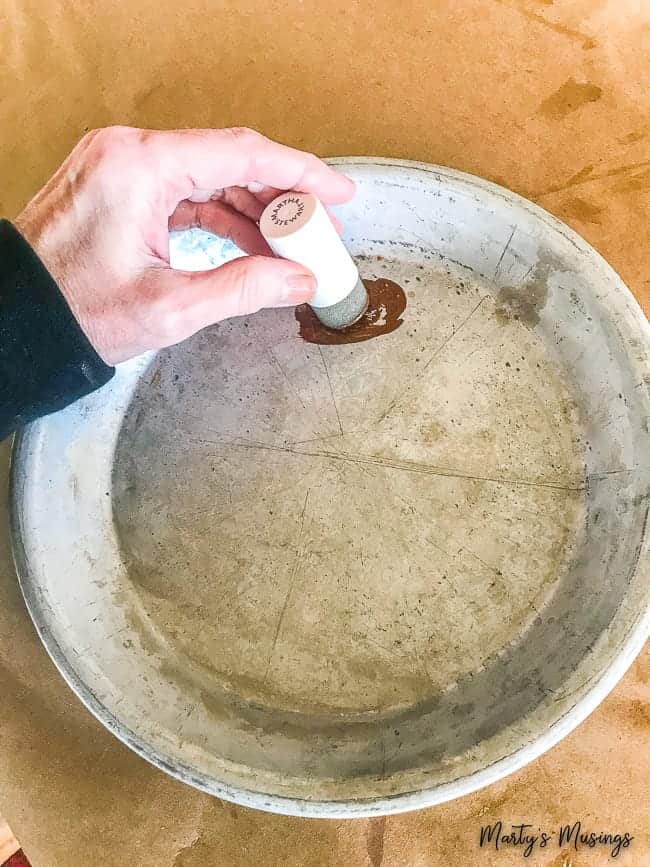 Um close de uma tigela, com torta e família