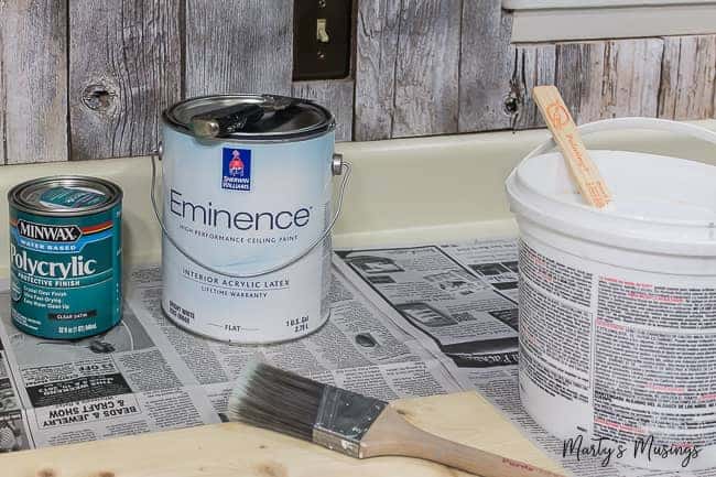 Quer saber como pintar uma mesa de cozinha da maneira certa? Basta seguir estes passos fáceis e você terá um projeto de DIY que durará por muitos anos! #howtopaintakitchentable #paintedkitchentable kitchentablemakeover #whitefarmhousetable #paintedfarmhousetable #martysmusings