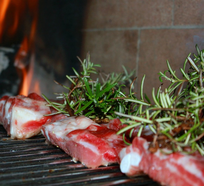 Alecrim fresco na carne grelhada