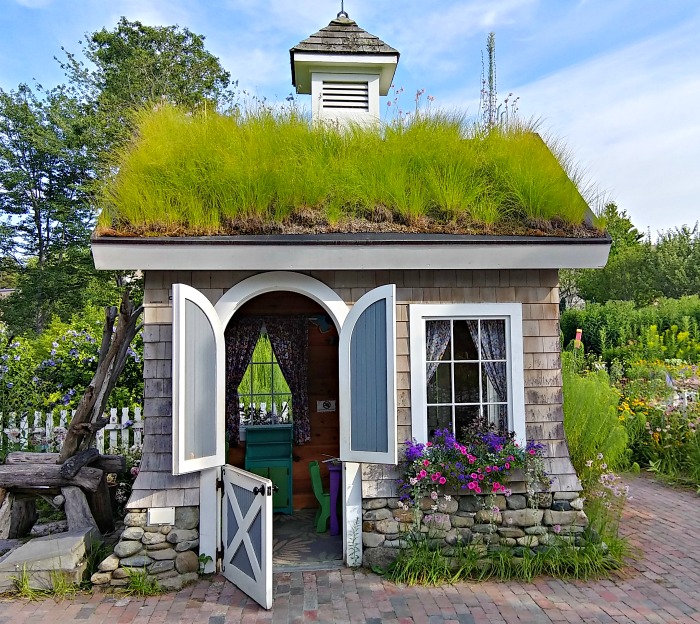 Um galpão de jardim em miniatura no Jardim Botânico Boothbay, no Maine.