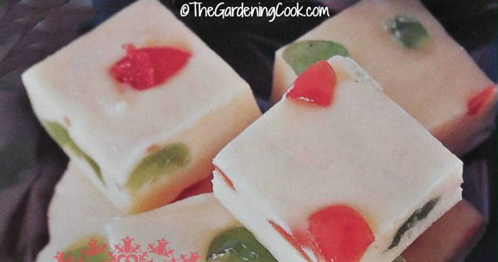 Fudge de chocolate branco com cerejas parecendo um mosaico.