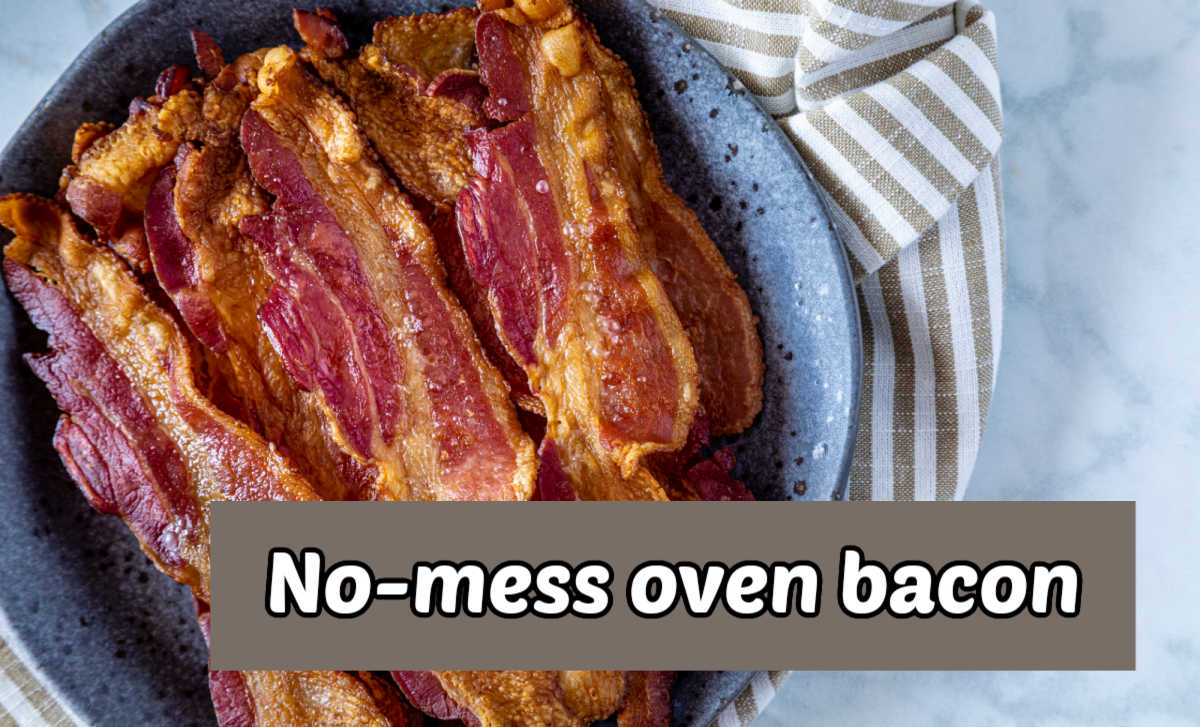 Receita de bacon no forno em uma tigela azul ao lado de uma toalha listrada. Texto bege diz bacon no forno sem bagunça.