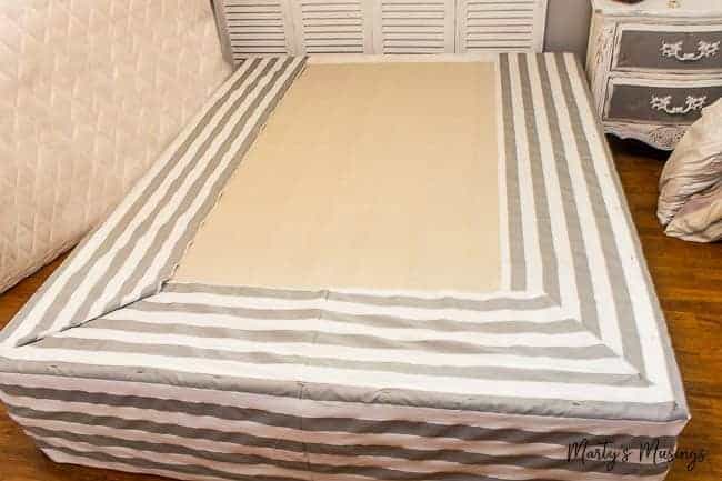 Uma cama com uma mesa de madeira