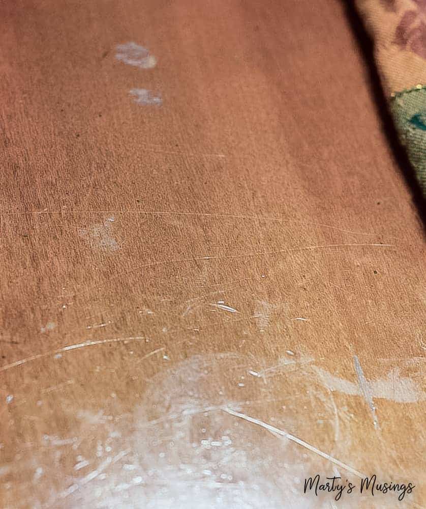 Quer saber como pintar uma mesa de cozinha da maneira certa? Basta seguir estes passos fáceis e você terá um projeto de DIY que durará por muitos anos! #howtopaintakitchentable #paintedkitchentable #kitchentablemakeover #whitefarmhousetable #paintedfarmhousetable #martysmusings