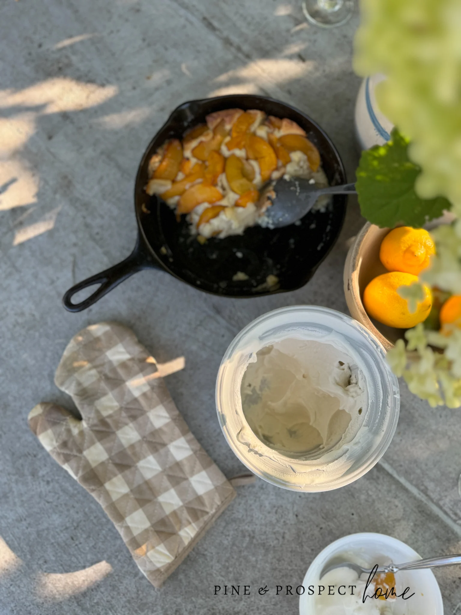 assar, produtos assados, manteiga, pêssegos enlatados, assadeira de ferro, sobremesa, receitas de sobremesa, fáceis, receitas rápidas