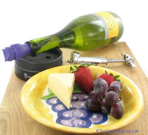 queijo, garrafa de vinho e frutas Placa de coruja e bandeja de frutas e queijos
