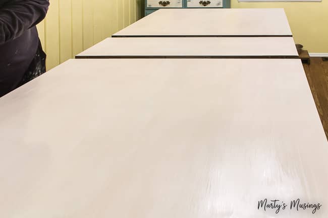 Quer saber como pintar uma mesa de cozinha da maneira certa? Basta seguir estes passos fáceis e você terá um projeto de DIY que durará por muitos anos! #howtopaintakitchentable #paintedkitchentable kitchentablemakeover #whitefarmhousetable #paintedfarmhousetable #martysmusings