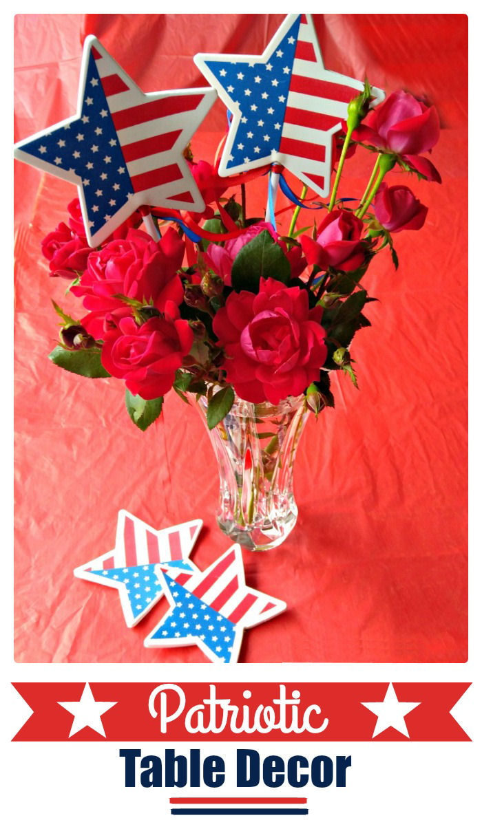 Flores em um vaso com estrelas de bandeira e palavras 