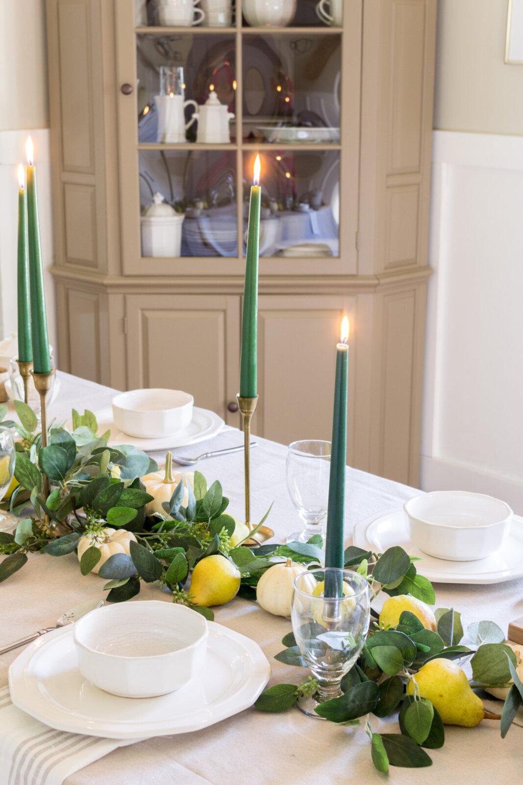 Candelabros de latão com velas verdes adicionam altura à minha mesa de outono